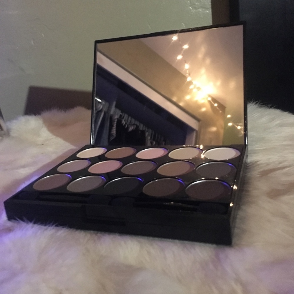 eyeshadow and cheek palette